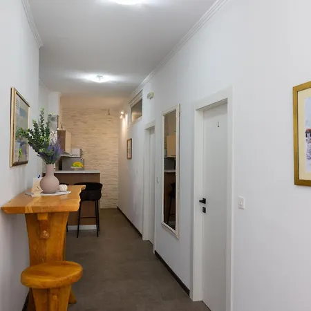 Gasthuis Varos 3*